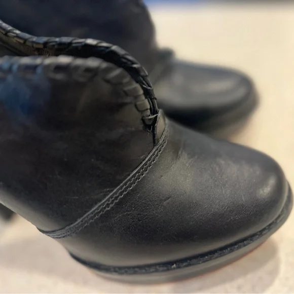 UGG Leather Jamison Black Platform Ankle Bootie Heels Sheepskin Lined Size 5.5 - Picture 4 of 14